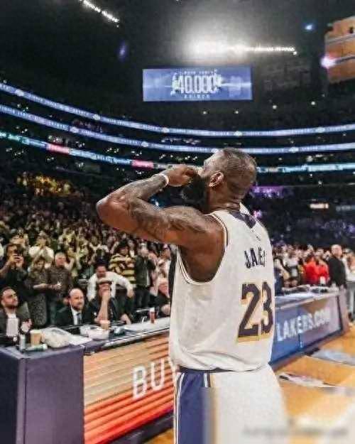 詹姆斯迎来二十赛季高光表现，IG球迷沸腾！